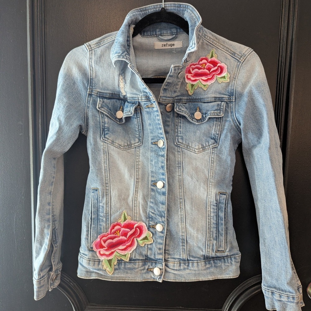 Refuge Distressed Denim Jean Jacket Pink Roses Floral‎ Embroidered Light Wash XS